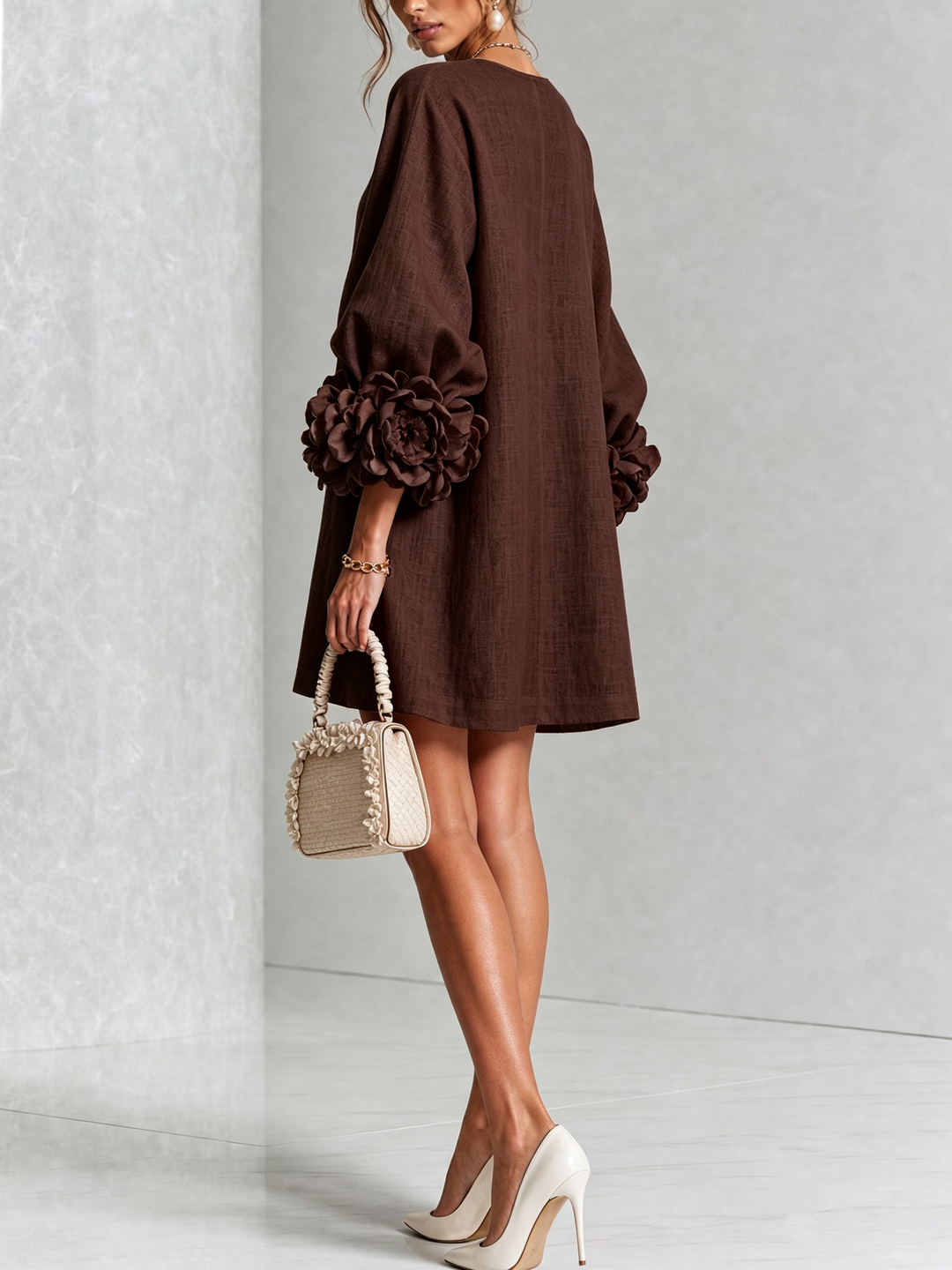 Bruna | Robe mini à poignets roses – Marron chocolat