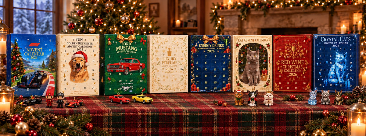 Huit calendriers de l’Avent sur une table de Noël avec leurs petites figurines.